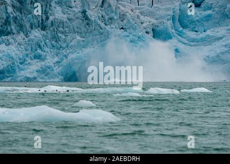 Blu ghiaccio del ghiacciaio Dahlbreen. Il ghiaccio del blu Iceberg contiene un minor numero di bolle di aria rispetto a quelli che appaiono più o meno bianco. Nei giorni di pioggia il loro colore Foto Stock