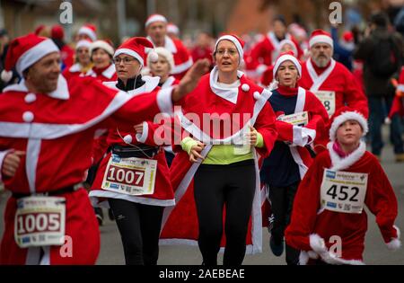 Civitanova Marche, Italia. 08 Dic, 2019. I corridori vestito di rosso di Santa Claus costumi sono sulla loro strada lungo il percorso della xi Michendorfer Nikolauslauf. Il Rauschbärte potrebbe scegliere tra le distanze di 2,5 chilometri, 5 chilometri e 10 chilometri, che sono stati completati in un 2.5 chilometro sul circuito Michendorf strade. Credito: Monika Skolimowska/dpa-Zentralbild/dpa/Alamy Live News Foto Stock