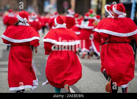 Civitanova Marche, Italia. 08 Dic, 2019. I corridori vestito di rosso di Santa Claus costumi sono sulla loro strada lungo il percorso della xi Michendorfer Nikolauslauf. Il Rauschbärte potrebbe scegliere tra le distanze di 2,5 chilometri, 5 chilometri e 10 chilometri, che sono stati completati in un 2.5 chilometro sul circuito Michendorf strade. Credito: Monika Skolimowska/dpa-Zentralbild/dpa/Alamy Live News Foto Stock