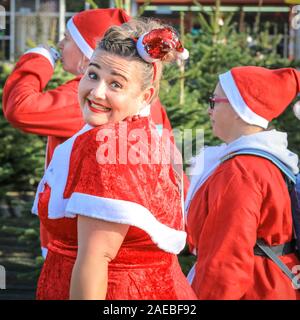 Brockwell Park, Londra, Regno Unito, 08 dic 2019. Attorno al 3000 Santa corridori vestiti da Babbo Natale partecipa all'annuale London Santa Dash 2019. Questo anno il 5k e 10k i percorsi per i corridori di tutte le età conduce attraverso Brockwell Park, Londra del sud. La Santa Dash alza il prezzo per dare bambini gravemente ammalati presso il Great Ormond Street Hospital (Gosh) la possibilità di un futuro migliore. Foto Stock