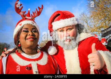 Brockwell Park, Londra, Regno Unito, 08 dic 2019. Attorno al 3000 Santa corridori vestiti da Babbo Natale partecipa all'annuale London Santa Dash 2019. Questo anno il 5k e 10k i percorsi per i corridori di tutte le età conduce attraverso Brockwell Park, Londra del sud. La Santa Dash alza il prezzo per dare bambini gravemente ammalati presso il Great Ormond Street Hospital (Gosh) la possibilità di un futuro migliore. Foto Stock