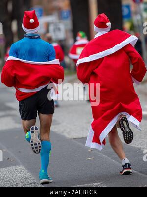 Civitanova Marche, Italia. 08 Dic, 2019. I corridori vestito di rosso di Santa Claus costumi sono sulla loro strada lungo il percorso della xi Michendorfer Nikolauslauf. Il Rauschbärte potrebbe scegliere tra le distanze di 2,5 chilometri, 5 chilometri e 10 chilometri, che sono stati completati in un 2.5 chilometro sul circuito Michendorf strade. Credito: Monika Skolimowska/dpa-Zentralbild/dpa/Alamy Live News Foto Stock