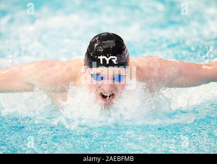 Gran Bretagna Max Litchfield a competere in Uomini 200m Butterfly si riscalda durante il giorno cinque del Parlamento breve corso di nuoto campionati a Tollcross International centro nuoto, Glasgow. Foto Stock