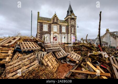 Biggar, South Lanarkshire, Scozia 8 Dicembre 2019: costruire il Biggar hogmanay falò ha iniziato in modo serio. Foto Stock