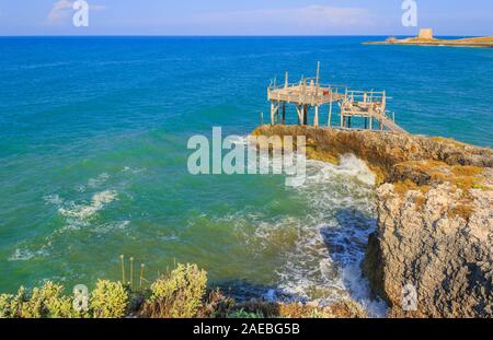 Puglia mare: la catapulta. Il caratteristico trabucco è lo sfondo per lunghe passeggiate in riva al mare del promontorio del Gargano in Italia meridionale. Foto Stock