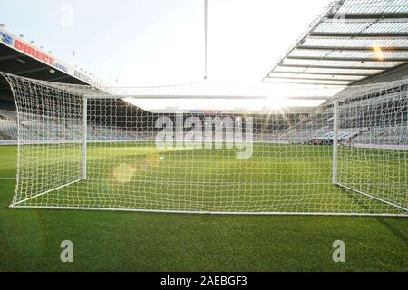 Newcastle Upon Tyne, Regno Unito. 08 Dic, 2019. 8 dicembre 2019; St James Park, Newcastle, Tyne and Wear, Inghilterra; English Premier League Football, Newcastle United rispetto a Southampton; vista generale di St James Park pre gioco - rigorosamente solo uso editoriale. Nessun uso non autorizzato di audio, video, dati, calendari, club/campionato loghi o 'live' servizi. Online in corrispondenza uso limitato a 120 immagini, nessun video emulazione. Nessun uso in scommesse, giochi o un singolo giocatore/club/league pubblicazioni Credit: Azione Plus immagini di sport/Alamy Live News Foto Stock