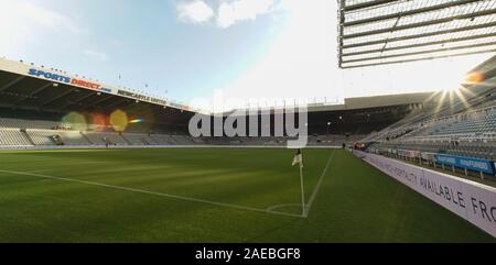 Newcastle Upon Tyne, Regno Unito. 08 Dic, 2019. 8 dicembre 2019; St James Park, Newcastle, Tyne and Wear, Inghilterra; English Premier League Football, Newcastle United rispetto a Southampton; vista generale di St James Park pre gioco - rigorosamente solo uso editoriale. Nessun uso non autorizzato di audio, video, dati, calendari, club/campionato loghi o 'live' servizi. Online in corrispondenza uso limitato a 120 immagini, nessun video emulazione. Nessun uso in scommesse, giochi o un singolo giocatore/club/league pubblicazioni Credit: Azione Plus immagini di sport/Alamy Live News Foto Stock