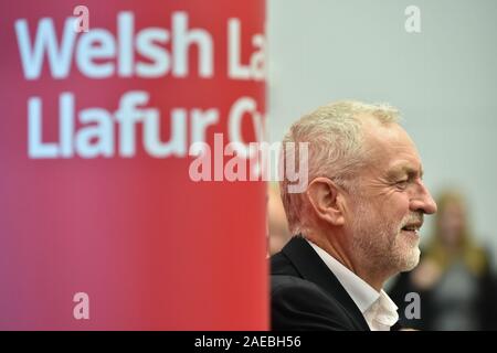 Leader laburista Jeremy Corbyn indirizzi di membri di un' al rally di Università Bangor, durante la campagna elettorale trail nel Galles. Foto Stock