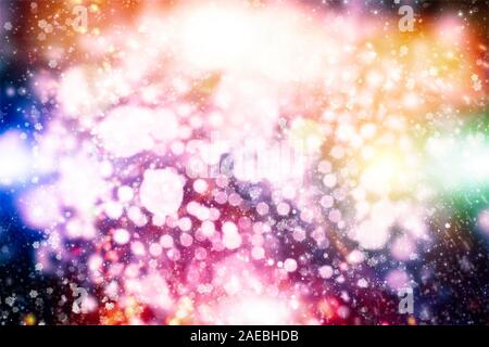 Battenti di fiocchi di neve su sfondo azzurro. Inverno Abstract i fiocchi di neve. La caduta di neve. Foto Stock