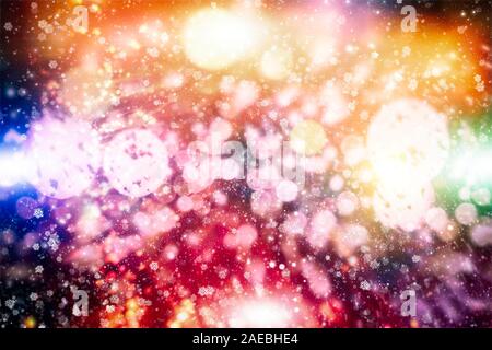 Battenti di fiocchi di neve su sfondo azzurro. Inverno Abstract i fiocchi di neve. La caduta di neve. Foto Stock