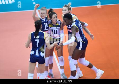 Shaoxing, Cina. L'8 dicembre, 2019. I giocatori di Imoco Volley Conegliano celebrare durante il match finale tra Imoco Volley Conegliano di Italia e Eczaclbasl Vitra Istanbul in Turchia a 2019 FIVB Women's Club il Campionato Mondiale di Shaoxing, Cina orientale, l'8 dicembre 2019. Credito: Huang Zongzhi/Xinhua/Alamy Live News Foto Stock