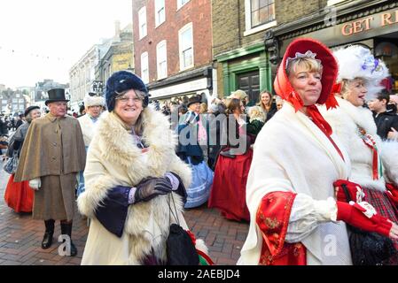 Rochester, Regno Unito. 8 dicembre 2019. I partecipanti prendono parte all'annuale Dickensian Festival di Natale in Rochester. La città di Kent è dato un makeover Vittoriano per celebrare la vita dello scrittore Charles Dickens (che ha trascorso gran parte della sua vita ci), con a tema Vittoriano street entertainment, sfilate in costume e un mercato di Natale. Credito: Stephen Chung / Alamy Live News Foto Stock