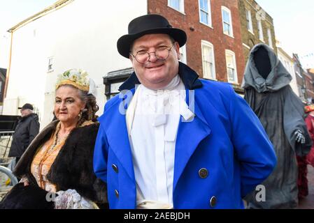 Rochester, Regno Unito. 8 dicembre 2019. I partecipanti prendono parte all'annuale Dickensian Festival di Natale in Rochester. La città di Kent è dato un makeover Vittoriano per celebrare la vita dello scrittore Charles Dickens (che ha trascorso gran parte della sua vita ci), con a tema Vittoriano street entertainment, sfilate in costume e un mercato di Natale. Credito: Stephen Chung / Alamy Live News Foto Stock