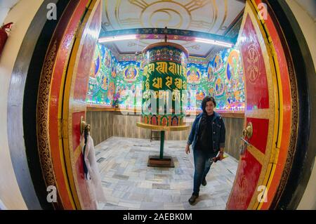 Bella bhuddhist enorme ruota di preghiera in una allestita la camera delle riprese con una lente fisheye Foto Stock