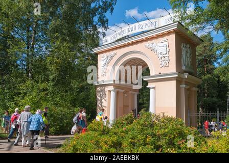 Sestroretsk, San Pietroburgo, Russia - 18 agosto 2019: Le persone sono a piedi per il sanatorio Parco del Sestroretsk Kurort attraverso il cancello Foto Stock