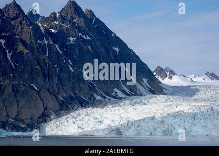 A fianco del ghiacciaio rocce nel Mare del Nord della Norvegia Foto Stock