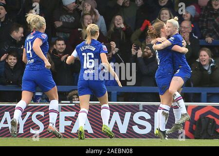 Maren Mjelde di Chelsea donne (a destra) celebra con i suoi compagni di squadra dopo il suo punteggio del team secondo obiettivo. Barclaycard FA Womens superleague, Chelsea donne v Manchester City le donne al Cherry Red Records Stadium di Kingston upon Thames, Surrey, domenica 8 dicembre 2019. Questa immagine può essere utilizzata solo per scopi editoriali. Solo uso editoriale, è richiesta una licenza per uso commerciale. Nessun uso in scommesse, giochi o un singolo giocatore/club/league pubblicazioni. pic da Steffan Bowen/Andrew Orchard fotografia sportiva/Alamy Live news Foto Stock