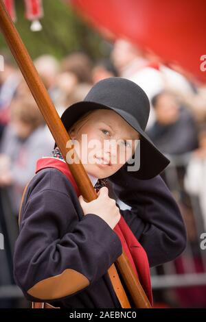 Oslo, Norvegia - 17 Maggio 2010: giornata nazionale in Norvegia. Ragazzo norvegese al tradizionale celebrazione e la parata del Karl Johans Gate Street. Foto Stock