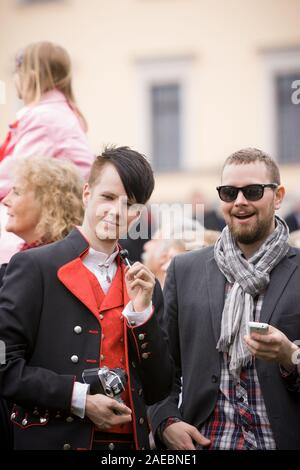 Oslo, Norvegia - 17 Maggio 2010: giornata nazionale in Norvegia. I norvegesi al tradizionale celebrazione e la parata del Karl Johans Gate Street. Foto Stock