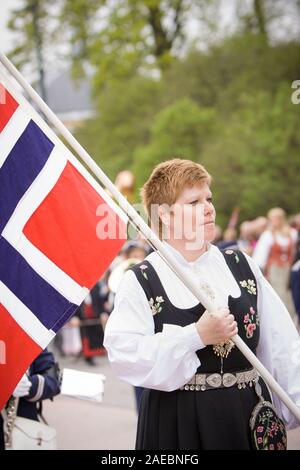 Oslo, Norvegia - 17 Maggio 2010: giornata nazionale in Norvegia. La donna norvegese nel costume nazionale alla celebrazione tradizionale e la parata del Karl Johans Gate Foto Stock