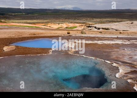 Bella blu hot springs nella zona di Geysir in Islanda. Foto Stock