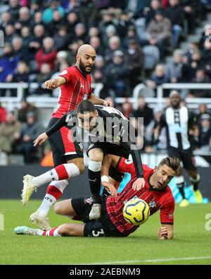 Newcastle Upon Tyne, Regno Unito. 08 Dic, 2019. 8 dicembre 2019; St James Park, Newcastle, Tyne and Wear, Inghilterra; English Premier League Football, Newcastle United rispetto a Southampton; Jan Bednarek di Southampton affronta Miguel Almiron di Newcastle United con Nathan Redmond di Southampton - copertura rigorosamente solo uso editoriale. Nessun uso non autorizzato di audio, video, dati, calendari, club/campionato loghi o 'live' servizi. Online in corrispondenza uso limitato a 120 immagini, nessun video emulazione. Nessun uso in scommesse, giochi o un singolo giocatore/club/league pubblicazioni Credit: Azione Plus immagini di sport/Alamy vivere N Foto Stock