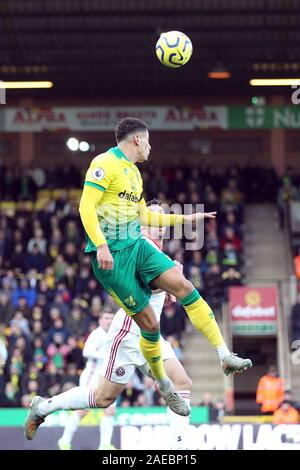 Norwich, Regno Unito. 08 Dic, 2019. Ben Goffredo di Norwich City capi la sfera dell'antenna durante il match di Premier League tra Norwich City e Sheffield Regno a Carrow Road l'8 dicembre 2019 a Norwich in Inghilterra. (Foto di Mick Kearns/phcimages.com) Credit: Immagini di PHC/Alamy Live News Foto Stock