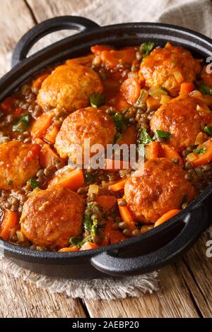 Le polpette di carne cotta a vapore la Turchia con le lenticchie e le verdure in una padella sulla tavola verticale. Foto Stock