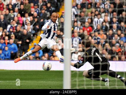 Il 14 aprile 2012. Calcio - Premiership - West Bromwich Albion Vs Queens Park Rangers. Peter Odemwingie del West Bromwich Albion colpisce un colpo solo per vederlo salvato da Paddy Kenny di Queens Park Rangers. Fotografo: Paolo Roberts/OneUpTop/Alamy. Foto Stock