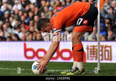 Il 14 aprile 2012. Calcio - Premiership - West Bromwich Albion Vs Queens Park Rangers. Capitano Joey Barton del Queens Park Rangers pone la sfera per un angolo QPR. Fotografo: Paolo Roberts/OneUpTop/Alamy. Foto Stock