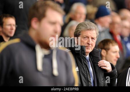 Il 14 aprile 2012. Calcio - Premiership - West Bromwich Albion Vs Queens Park Ranger. West Bromwich Albion manager Roy Hodgeson attende pazientemente l inizio di una partita. Fotografo: Paolo Roberts/OneUpTop/Alamy. Foto Stock