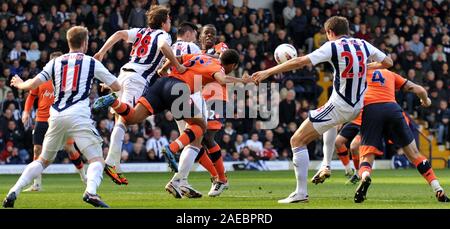 Il 14 aprile 2012. Calcio - Premiership - West Bromwich Albion Vs Queens Park Ranger. Il West Bromwich Albion difesa un chiaro attacco QPR. Fotografo: Paolo Roberts/OneUpTop/Alamy. Foto Stock