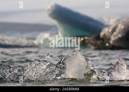 Diversi iceberg colorato in Joekulsarlon laguna glaciale, Islanda. Foto Stock