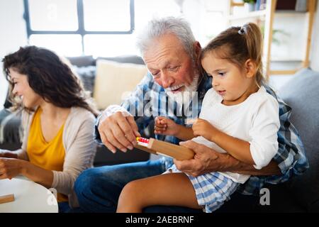 La famiglia felice a giocare a casa e divertirsi insieme. Foto Stock