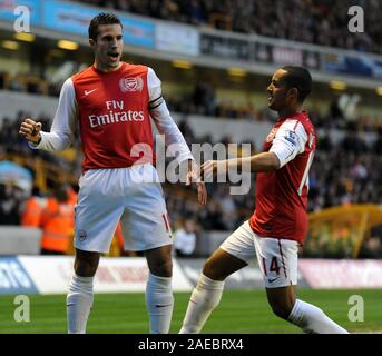 11 aprile 2012. Calcio - Premiership - Wolverhampton Wanderers vs Arsenal. Robin Van Persie celebra con Theo Walcott dopo il punteggio per l'Arsenal (0-1). Fotografo: Paolo Roberts/Oneuptop/Alamy. Foto Stock