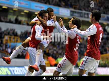 11 aprile 2012. Calcio - Premiership - Wolverhampton Wanderers vs Arsenal. Robin Van Persie celebra con Theo Walcott dopo il punteggio per l'Arsenal (0-1). Fotografo: Paolo Roberts/Oneuptop/Alamy. Foto Stock