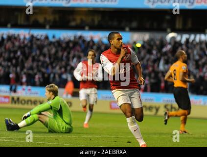 11 aprile 2012. Calcio - Premiership - Wolverhampton Wanderers vs Arsenal. Theo Walcott celebra dopo il punteggio per l'Arsenal (0-2). Fotografo: Paolo Roberts/Oneuptop/Alamy. Foto Stock