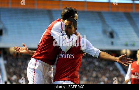 11 aprile 2012. Calcio - Premiership - Wolverhampton Wanderers vs Arsenal. Theo Walcott celebra dopo il punteggio per l'Arsenal (0-2). Fotografo: Paolo Roberts/Oneuptop/Alamy. Foto Stock