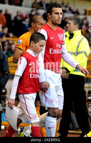 11 aprile 2012. Calcio - Premiership - Wolverhampton Wanderers vs Arsenal. Arsenal capitano Robin Van Persie conduce hist squadra fuori con una mascotte. Fotografo: Paolo Roberts/Oneuptop/Alamy. Foto Stock