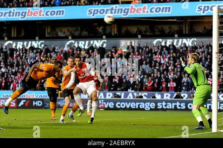 11 aprile 2012. Calcio - Premiership - Wolverhampton Wanderers vs Arsenal. Sebastian Bassong di Wolverhampton Wanderers rende un acrobatico gioco prima del suo invio off. Fotografo: Paolo Roberts/Oneuptop/Alamy. Foto Stock