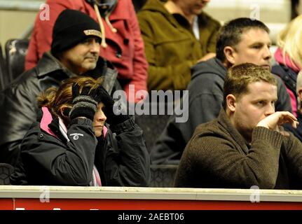 11 aprile 2012. Calcio - Premiership - Wolverhampton Wanderers vs Arsenal. Ventole di lupi visualizza la tensione durante la seconda metà del . Fotografo: Paolo Roberts/Oneuptop/Alamy. Foto Stock