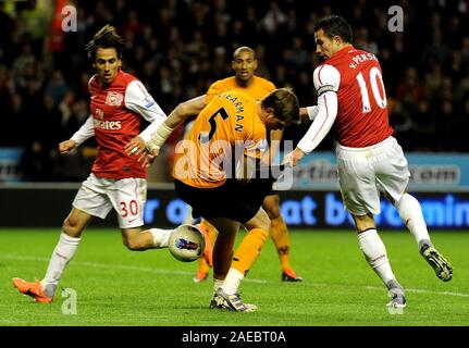 11 aprile 2012. Calcio - Premiership - Wolverhampton Wanderers vs Arsenal. Robin van Persie di Arsenal cimenta con Richard Stearman di Wolverhampton Wanderers. Fotografo: Paolo Roberts/Oneuptop/Alamy. Foto Stock