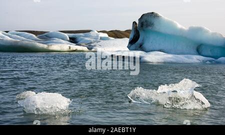 Diversamente dimensionati iceberg nel ghiacciaio Joekulsarlon laguna, Islanda. Foto Stock