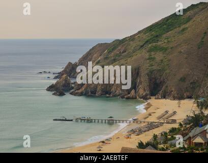 Seascape di Ky Co Beach, Quy Nhon, Vietnam. Negli ultimi anni vi è stato un significativo spostamento verso i settori dei servizi e del turismo in Quy Nhon. Foto Stock