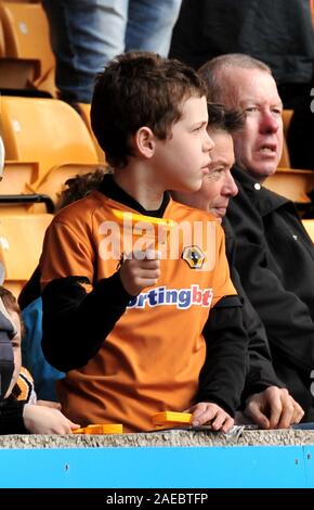 Il 10 marzo 2012. Calcio - Premiership - Wolverhampton Wanderers Vs Blackburn Rovers. Un giovane lupo ventola con un vecchio stile di battito. Fotografo: Paolo Roberts/Oneuptop/Alamy. Foto Stock