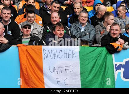 Il 10 marzo 2012. Calcio - Premiership - Wolverhampton Wanderers Vs Blackburn Rovers. Irish lupi fans in mezzo alla folla. Fotografo: Paolo Roberts/Oneuptop/Alamy. Foto Stock