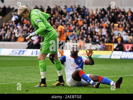 Il 10 marzo 2012. Calcio - Premiership - Wolverhampton Wanderers Vs Blackburn Rovers. Yakubu di Blackburn Rovers scontri con Wayne Hennessey di lupi. Fotografo: Paolo Roberts/Oneuptop/Alamy. Foto Stock