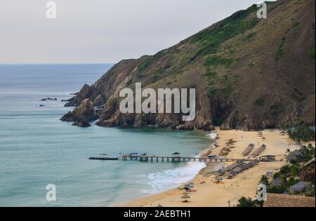 Seascape di Ky Co Beach, Quy Nhon, Vietnam. Negli ultimi anni vi è stato un significativo spostamento verso i settori dei servizi e del turismo in Quy Nhon. Foto Stock