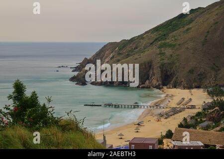 Seascape di Ky Co Beach, Quy Nhon, Vietnam. Negli ultimi anni vi è stato un significativo spostamento verso i settori dei servizi e del turismo in Quy Nhon. Foto Stock