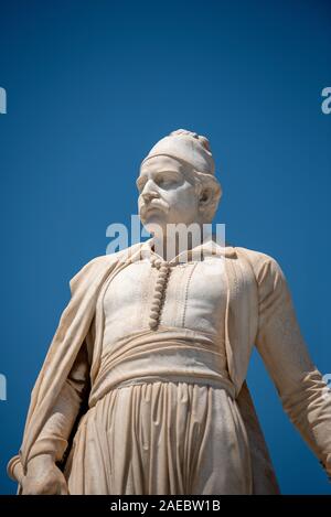 Statua di eroe greco, Andreas Miaoulis, di fronte al Municipio di Ermoupolis in Syros Island, Egeo, Grecia. Foto Stock